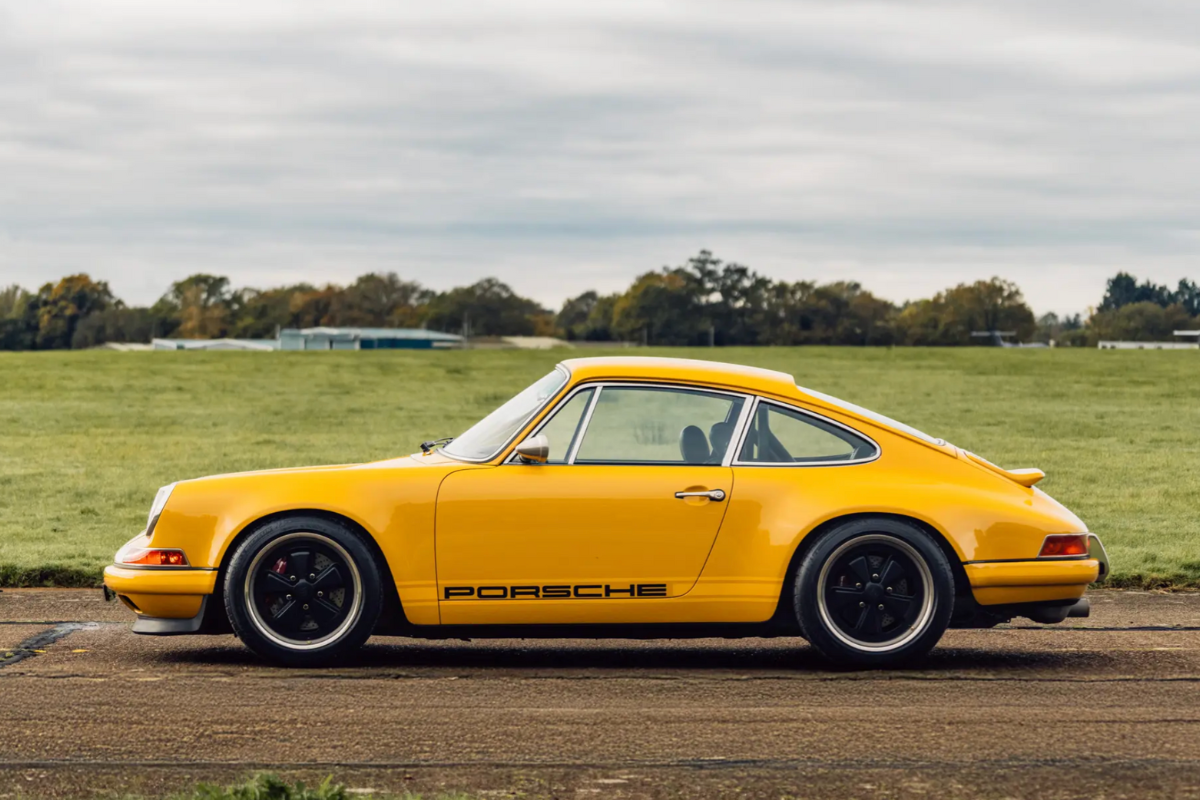 Porsche 911 singer jaune