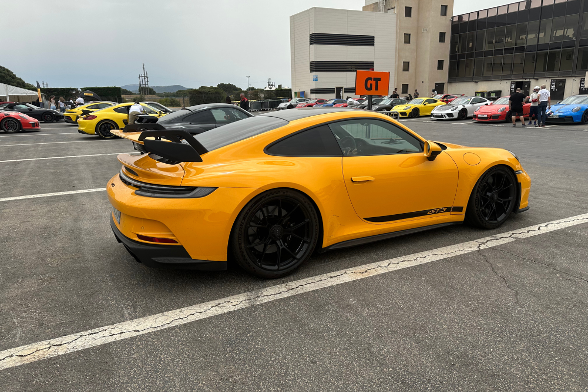 Porsche 992 gt3 jaune signal