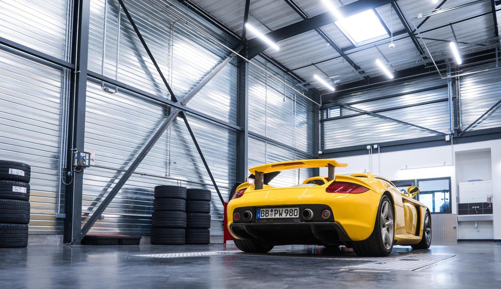 Porsche carrera gt jaune 2