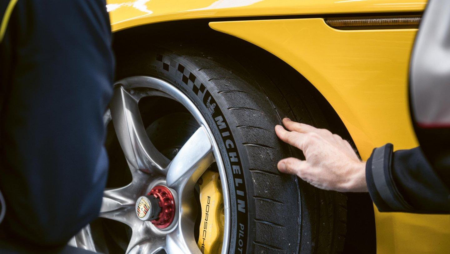 Porsche carrera gt jaune pneu